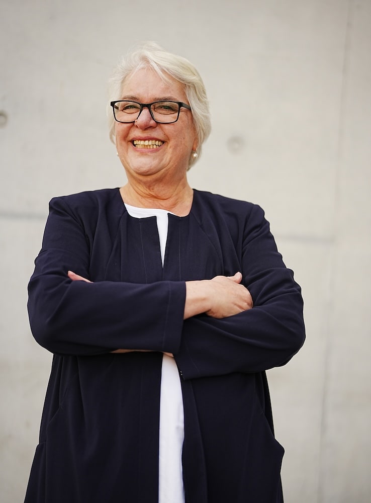 Susanne Smith-Hinz – ruhig, klar und vertraulich. Coach und Mediatorin mit Blick direkt in die Kamera