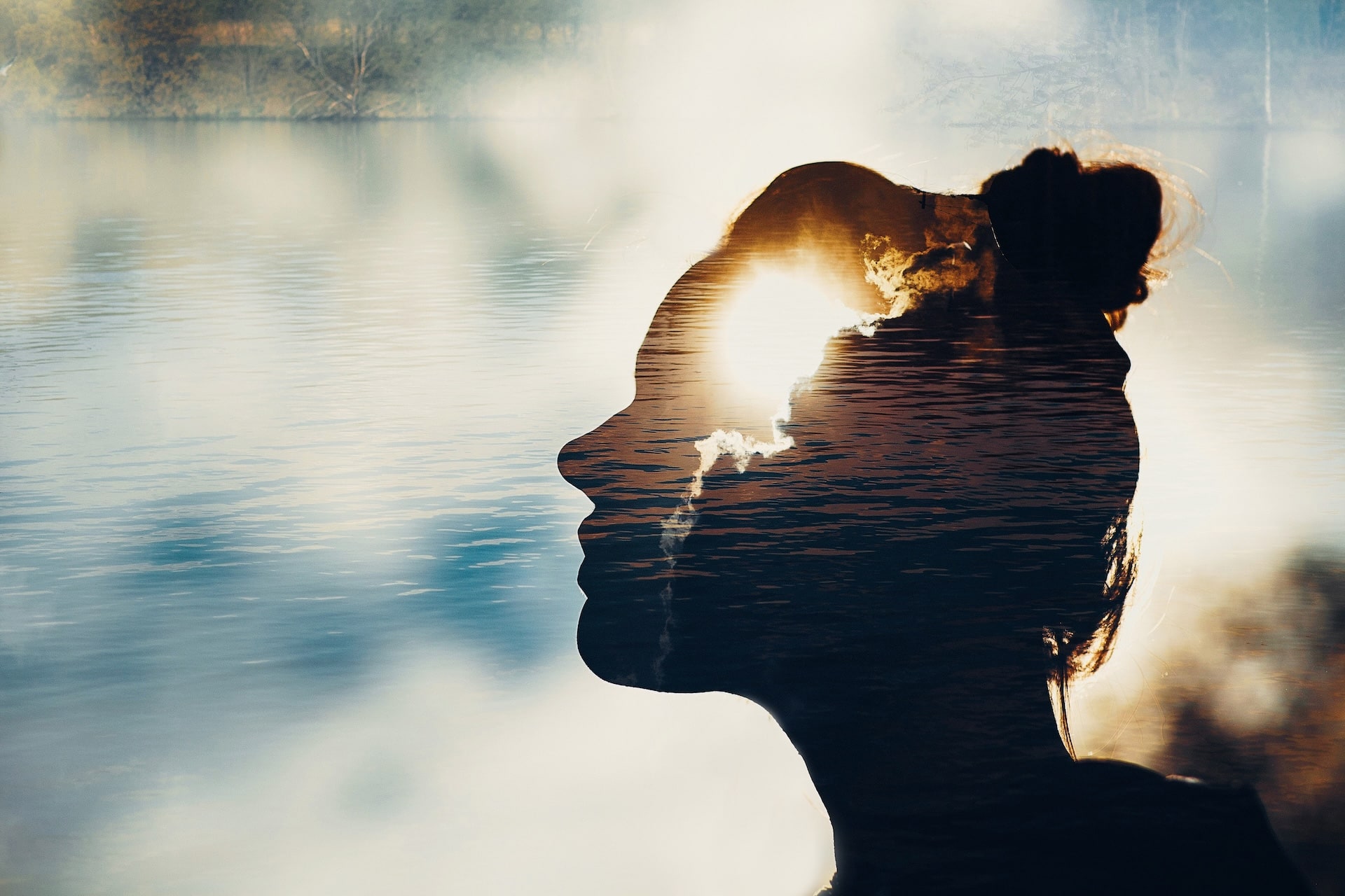 Symbolbild für Hypnose: Eine Frau im Profil, in ihrem Inneren ein weiter Horizont am Meer – Bild für innere Ruhe, Klarheit und Veränderung